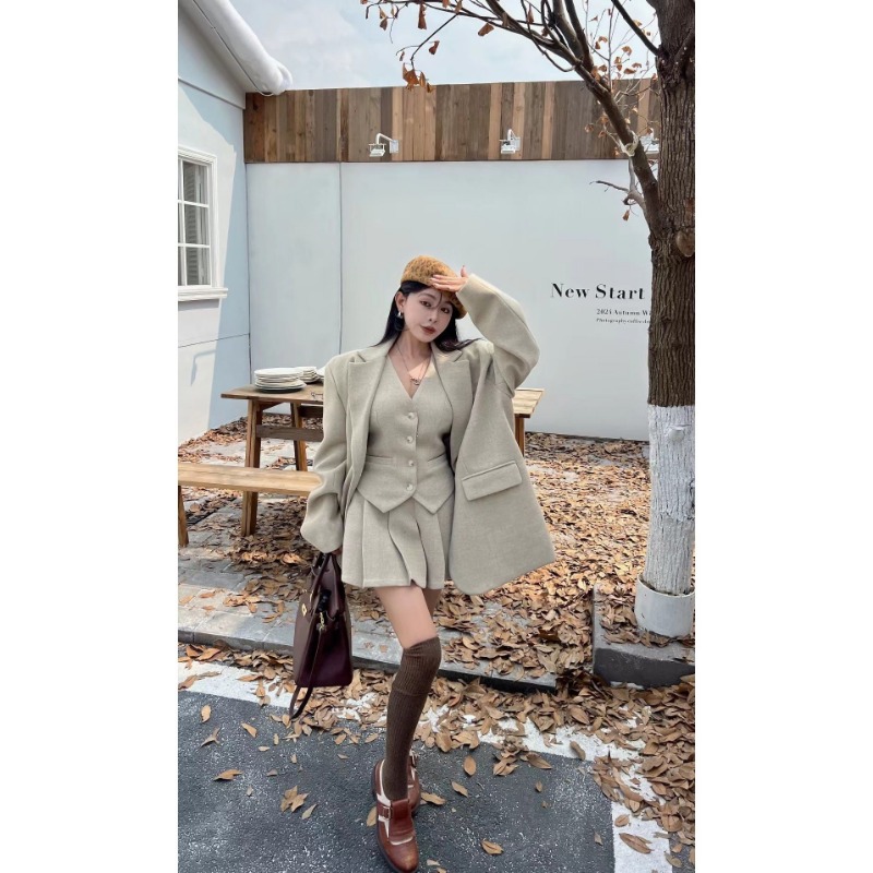 طقم نسائي فاخر من ثلاث قطع من  - مراجعة Winter Clothing For Sale وسعره