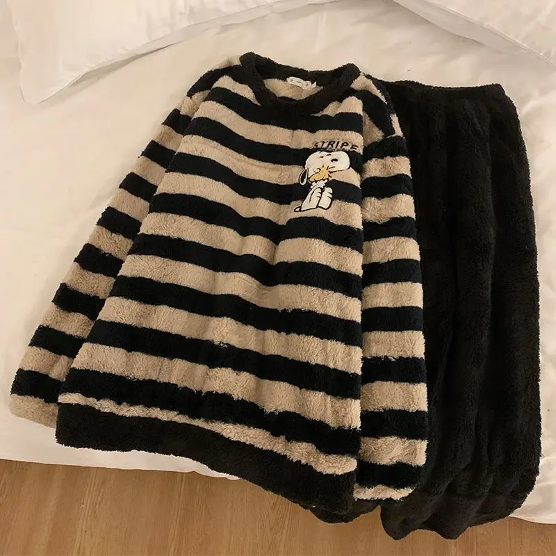 طقم بيجامات قطيفة مطرزة بنمط ك - مراجعة Winter Clothing Patterns وسعره