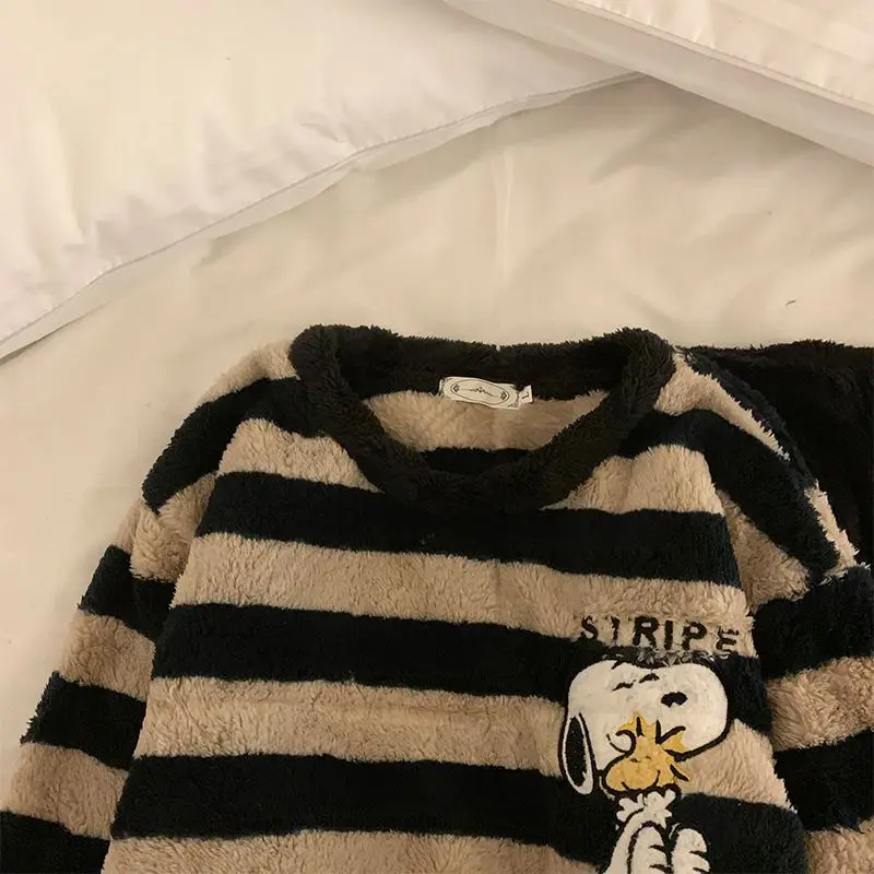 طقم بيجامات قطيفة مطرزة بنمط ك - مراجعة Winter Clothing Patterns وسعره